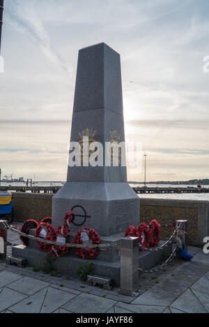 Handelsmarine-Denkmal, von der Handelsmarine Association, 2006, Harwich Essex England platziert Stockfoto