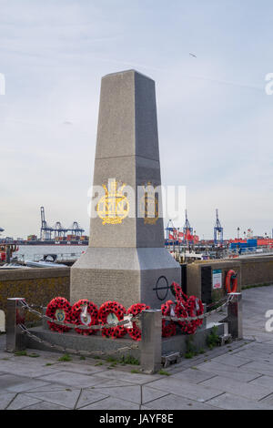 Handelsmarine-Denkmal, von der Handelsmarine Association, 2006, Harwich Essex England platziert Stockfoto