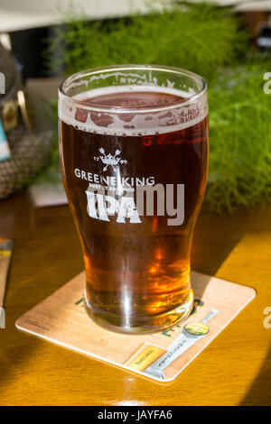 Ein halbes Pint Greene King IPA real Ale auf eine Bar mit wildem Fenchel im Hintergrund, Victory Pub, Walton auf die Naze Stockfoto