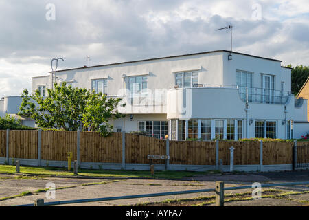 Modernes Art-Deco-Stilhaus von Oliver Hill, 1934, auf dem ehemaligen Frinton Parkgrundstück, Frinton-on-Sea, Essex, England zu optimieren Stockfoto