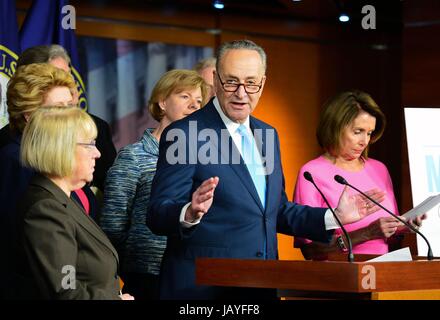 U.S. Senat Minority Leader Chuck Schumer verbindet Sozialdemokraten aus Repräsentantenhaus und Senat sprechen Präsident Donald Trump will die bezahlbare Pflege Act bekannt als Obamacare während einer Pressekonferenz auf dem Capitol Hill 4. Januar 2017 in Washington, DC zu appellieren. Stehen neben Schumer: Senator Patty Murray, Senator Debbie Stabenow, Senator Chris Van Hollen Sen. Tammy Baldwin und House Minority Leader Nancy Pelosi. Stockfoto