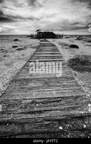 Konzeptbild der Weg nach nirgendwo in schwarzen und weißen Strand Landschaft Stockfoto