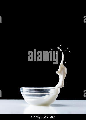 Milch Spritzen in Glasplatte Stockfoto