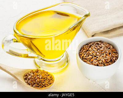 Brauner Leinsamen in Löffel und Leinsamen-Öl Stockfoto
