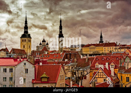 Ein Blick auf die Altstadt von Tallinn von der Wand der Umgebung. Kann man die mittelalterlichen Kirchtürme, die orthodoxe Kathedrale und das Haus von der Stockfoto