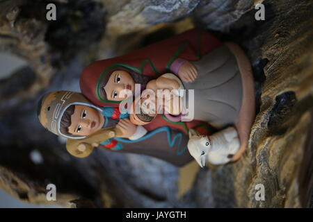 peruanischen Familie mit Winterkleidung aus Keramikmaterial, das symbolisiert die Heilige Familie von Baby Jesus At Christmas Stockfoto