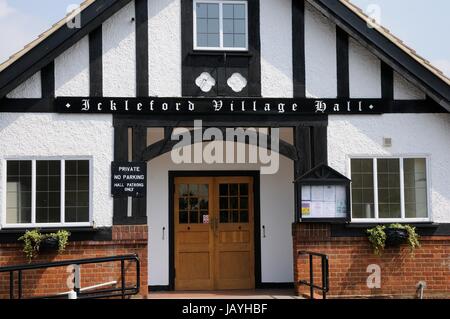 Ickleford Village Hall, Ickleford, Hertfordshire, errichtet zur Erinnerung an die Männer, die zwischen 1914 und 1918 im ersten Weltkrieg fiel. Stockfoto