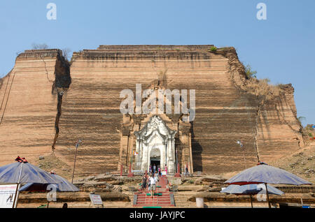 Basis des großen Tempels, Pa Hto Taw Gyi, Mingun, in der Nähe von Mandalay, Myanmar Stockfoto