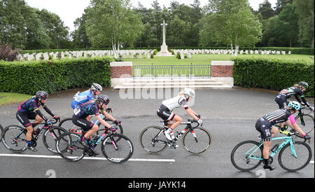 Fahrer passieren Soldatenfriedhof von Cannock Chase in Stufe zwei von der Frauen Tour of Britain aus Stoke-on-Trent, Staffordshire. Stockfoto