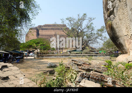 Basis des großen Tempels, Pa Hto Taw Gyi, Mingun, in der Nähe von Mandalay, Myanmar Stockfoto