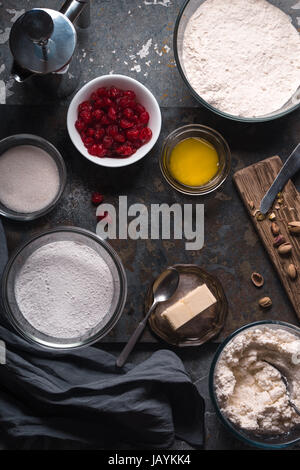 Zutaten für das Kochen Cannoli der traditionellen italienischen Dessert vertikale Stockfoto