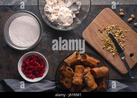 Tubuli und Zutaten für Cannoli italienische Dessert horizontale Stockfoto