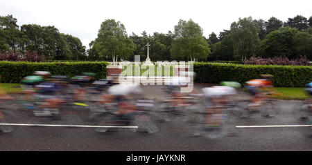 Fahrer passieren Soldatenfriedhof von Cannock Chase in Stufe zwei von der Frauen Tour of Britain aus Stoke-on-Trent, Staffordshire. Stockfoto