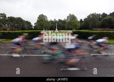 Fahrer passieren Soldatenfriedhof von Cannock Chase in Stufe zwei von der Frauen Tour of Britain aus Stoke-on-Trent, Staffordshire. Stockfoto