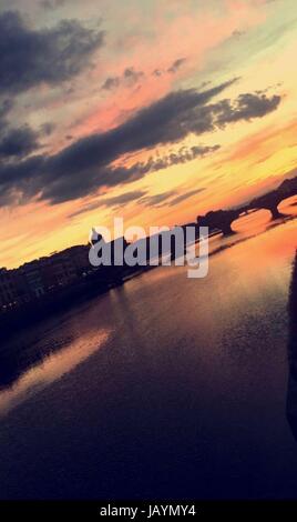 Sonnenuntergang an der Brücke über der Riviera in Florenz, Italien Stockfoto