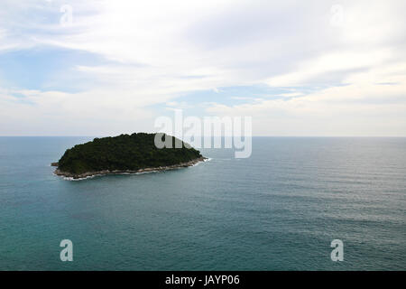 Eine kleine Insel liegt vor der Küste von Phuket, Thailand. Stockfoto