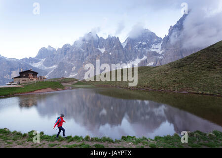 Frau am See bei Baita Segantini, Dolomiten, Italien stehen. Stockfoto