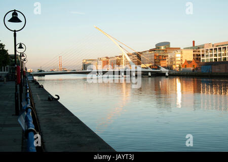 Samuel Beckett Bridge (Irisch: Droichead Samuel Beckett) ist eine Schrägseilbrücke in Dublin, die Sir John Rogerson Kai auf der Südseite des Flusses Liffey Guild Street und North Wall Quay in den Docklands verbindet. Stockfoto