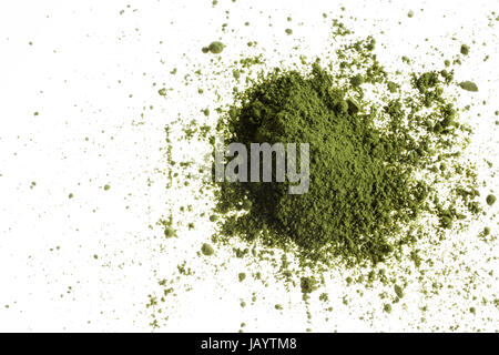 Matcha-Pulver-Grüntee mit weißem Hintergrund Stockfoto