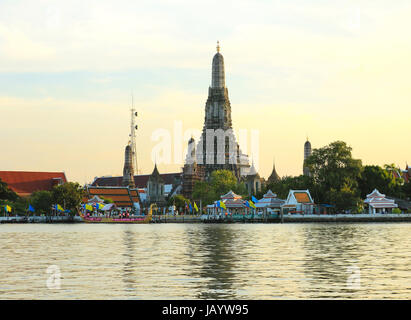 Wat Arun, der Tempel der Morgenröte, steht auf den Chao Phraya River in Bangkok Thailand Stockfoto