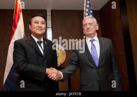 US-Außenministerin Verteidigung Jim Mattis trifft mit Thai Defence Minister General Udomdej Sitabutr, links, Studies während das International Institute for Strategic 16. Asien Security Summit 3. Juni 2017 in Singapur. Stockfoto