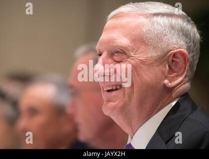 US-Verteidigungsminister Jim Mattis während einer Sitzung des Shangri-La Dialogs Gipfel 3. Juni 2017 in Singapur. Das Shangri-La-Dialog ist ein Asien-Schwerpunkt Verteidigung-Gipfel. Stockfoto