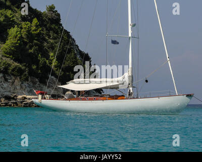 alten Gentlemens Yacht (britische Flagge) ist Verankerung und mit Festnetz am Ufer festgemacht. liegen im ruhigen blauen Wasser der Adria in Kroatien Stockfoto