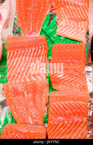 Frischen rohen Lachs auf Eis. Große Stücke rohen Lachs. Fische auf Eis. Frischer Fisch Stockfoto