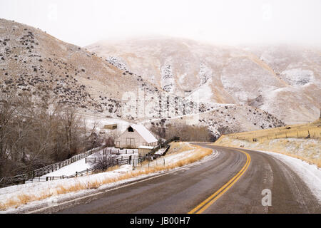 Eine vereiste Straße führt durch Szene Farm Ranch Hang Landstraße 71 Stockfoto