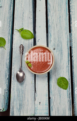 Tomatensuppe in rustikalem Ambiente. Gemüse Vorspeise. Stockfoto