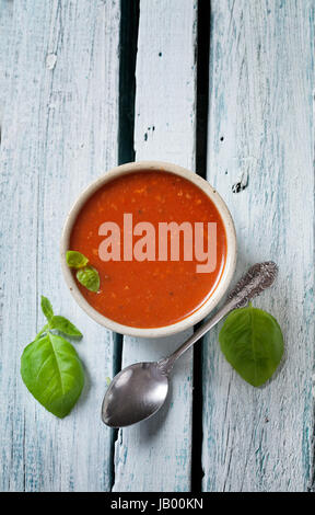 Tomatensuppe in rustikalem Ambiente. Gemüse Vorspeise. Stockfoto