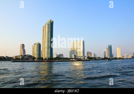 Gebäude entlang des Flusses. Die Aussicht vom Asiatique. Sehenswürdigkeiten in Bangkok, Thailand. Stockfoto