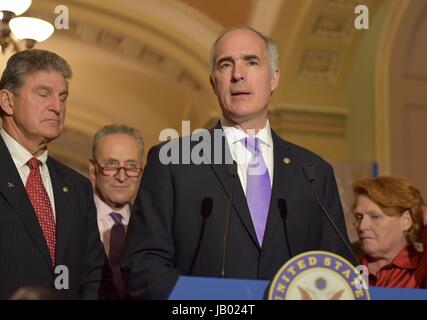 US-Senator Bob Casey von Pennsylvania spricht mit Journalisten während einer demokratischen Führung-Pressekonferenz auf dem Capitol Hill 2. Mai 2017 in Washington, DC. Von links nach rechts neben Casey stehen: Sen. Joe Manchin von West Virginia, Senat Minority Leader Chuck Schumer und Senator Heidi Heitkamp von North Dakota. Stockfoto