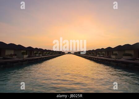 tropischen Wasser nach Hause Villen Resort Malediven Insel im Sommerurlaub Stockfoto