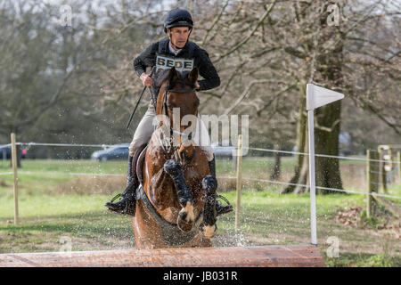 Neuseeländer Sir Mark Todd im Wettbewerb mit der Cross Country Veranstaltung Belton House Horse Trials 2017 Stockfoto