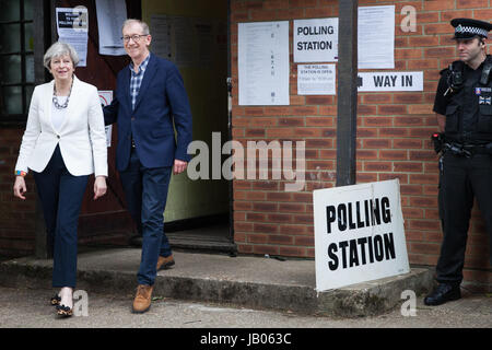 Sonning, UK. 8. Juni 2017. Premierminister Theresa May kommt in ihrem örtlichen Wahllokal mit ihrem Ehemann Philip Wahlrecht bei den Wahlen. Bildnachweis: Mark Kerrison/Alamy Live-Nachrichten Stockfoto