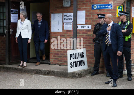 Sonning, UK. 8. Juni 2017. Premierminister Theresa May kommt in ihrem örtlichen Wahllokal mit ihrem Ehemann Philip Wahlrecht bei den Wahlen. Bildnachweis: Mark Kerrison/Alamy Live-Nachrichten Stockfoto