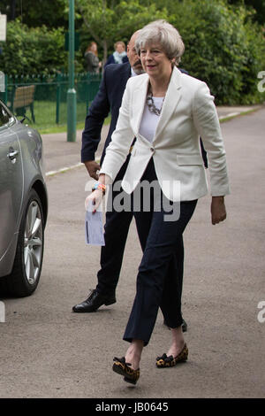 Sonning, UK. 8. Juni 2017. Premierminister Theresa May kommt in ihrem örtlichen Wahllokal mit ihrem Ehemann Philip Wahlrecht bei den Wahlen. Bildnachweis: Mark Kerrison/Alamy Live-Nachrichten Stockfoto