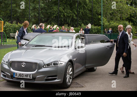 Sonning, UK. 8. Juni 2017. Premierminister Theresa May kommt in ihrem örtlichen Wahllokal mit ihrem Ehemann Philip Wahlrecht bei den Wahlen. Bildnachweis: Mark Kerrison/Alamy Live-Nachrichten Stockfoto