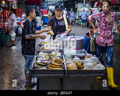 8. Juni 2017 - Bangkok, Bangkok, Thailand - dient eine Lebensmittel-Hersteller einen Kunden in Khlong Toey Markt, frische Hauptmarkt Bangkoks. Thai Verbrauchervertrauen fiel zum ersten Mal in sechs Monaten im Mai nach ein paar Bombenanschläge in Bangkok, niedrige Rohstoffpreise für Landwirte und einen starken Anstieg der Wert des thailändischen Baht gegenüber dem US-Dollar und der EU-Euro bezahlt. Der Baht ist wegen der politischen Unsicherheit, Donald Trump, in den USA und Europa im Zusammenhang mit wogenden. Der Baht Aufstieg ist ein Rückgang der thailändischen Ausfuhren angelastet. Diese Woche wurde der Baht Handel bei etwa 33,90 Baht zu 1US $, es ist hoch Stockfoto