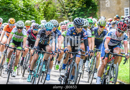 Pipwell, UK. 7. Juni 2017.  Neunundneunzig Fahrer Teilnahmen bei der Frauen Cycle Tour of Britain sind zusammen gebündelt, weil sie aus Northamptonshire Dorf von Pipewell mit fast 40 Meilen pro Stunde während der neunzig Meilen langen ersten Phase des Wettbewerbs auf Mittwoch, 7. Juni 2017 Rennen. Bildnachweis: Michael Foley/Alamy Live-Nachrichten Stockfoto