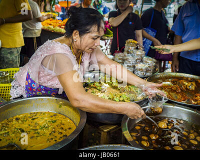 Bangkok, Bangkok, Thailand. 8. Juni 2017. Ein Lebensmittel-Anbieter Pakete eine to Go-Bestellung für Kunden in Khlong Toey Markt, frische Hauptmarkt Bangkoks. Thai Verbrauchervertrauen fiel zum ersten Mal in sechs Monaten im Mai nach ein paar Bombenanschläge in Bangkok, niedrige Rohstoffpreise für Landwirte und einen starken Anstieg der Wert des thailändischen Baht gegenüber dem US-Dollar und der EU-Euro bezahlt. Der Baht ist wegen der politischen Unsicherheit, Donald Trump, in den USA und Europa im Zusammenhang mit wogenden. Der Baht Aufstieg ist ein Rückgang der thailändischen Ausfuhren angelastet. Diese Woche hat der Baht ca. 33,90 Baht gehandelt Stockfoto