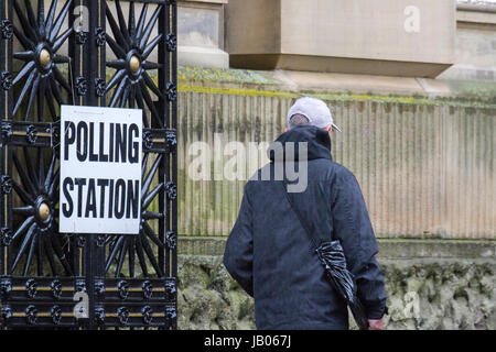 Preston, Lancashire, 8. Juni 2017. Allgemeine Wahlen. Wähler Kopf in dem schrecklichen Wetter, ihre Stimme bei den Parlamentswahlen in der County Hall in Preston Stadtzentrum abzugeben. Bildnachweis: Cernan Elias/Alamy Live-Nachrichten Stockfoto