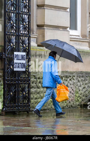 Preston, Lancashire, 8. Juni 2017. Allgemeine Wahlen. Wähler Kopf in dem schrecklichen Wetter, ihre Stimme bei den Parlamentswahlen in der County Hall in Preston Stadtzentrum abzugeben. Bildnachweis: Cernan Elias/Alamy Live-Nachrichten Stockfoto