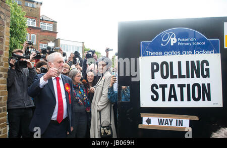 London, UK. 8. Juni 2017. Labour-Partei Führer Jeremy Corbyn hinterlässt nach der Abgabe seiner Stimme in einem Wahllokal in der Pakeman Primary School in Islington. Bildnachweis: Michael Tubi/Alamy Live-Nachrichten Stockfoto