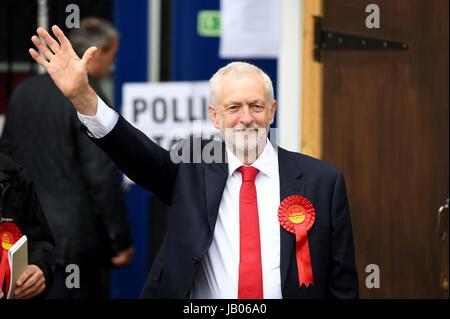 Islington, London, UK. 8. Juni 2017. Jeremy Corbyn kommt, um seine Stimmabgabe im Wahllokal Pakeman Primary School in Islington Credit: Finnbarr Webster/Alamy Live News Stockfoto