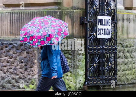 Preston, Lancashire. 8. Juni 2017. Großbritannien Wetter.  Ein schrecklicher Start in den Tag als sintflutartigen Regen Teige Pendler, wie sie den Kopf zur Arbeit in Preston in Lancashire.  Das regnerische Wetter wird viel von heute, mit schweren Ausbrüche in den Nachmittag hinein andauern.  Bildnachweis: Cernan Elias/Alamy Live-Nachrichten Stockfoto