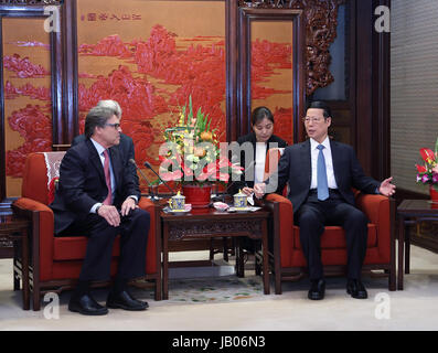 Peking, China. 8. Juni 2017. Chinese Vice Premier Zhang Gaoli (R) trifft sich mit US-Energieminister Rick Perry in Peking, Hauptstadt von China, 8. Juni 2017. Bildnachweis: Wang Ye/Xinhua/Alamy Live-Nachrichten Stockfoto