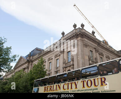 Berlin, Deutschland. 7. Juni 2017. Ein Sightseeing-Kauf geht die Bibliothek der Staatsbibliothek unter Den Linden in Berlin, Deutschland, 7. Juni 2017. Foto: Paul Zinken/Dpa/Alamy Live News Stockfoto