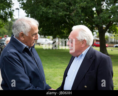 Chislehurst, UK, 8. Juni 2017, Bob Neill MP für Bromley und Chislehurst besucht Chislehurst Wahllokal am Wahltag abstimmen. Sie sind geöffnet von 07:00 bis 22:00 © Keith Larby/Alamy Live News Stockfoto